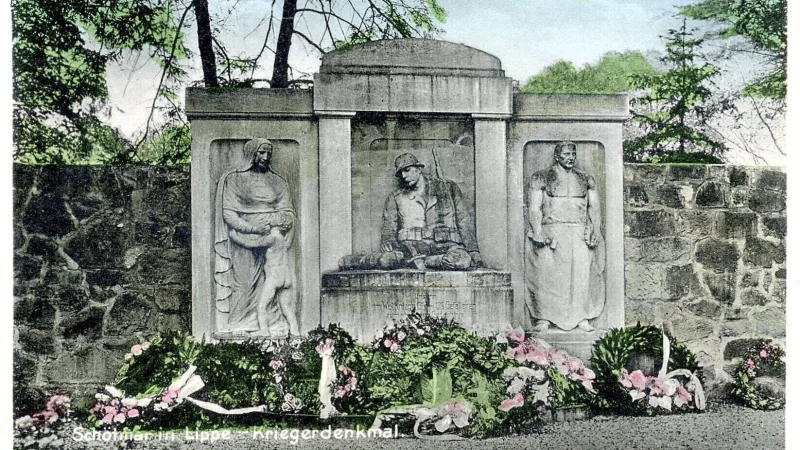 Auf dieser Ansichtskarte (aus ca. 1925) ist nur das Mittelst&uuml;ck der Anlage zu sehen, die Tafeln mit den Namen (die ja sp&auml;ter versetzt wurden ins Mausoleum) waren links und rechts aufgestellt. - &copy; Sammlung Stefan Wiesekopsieker