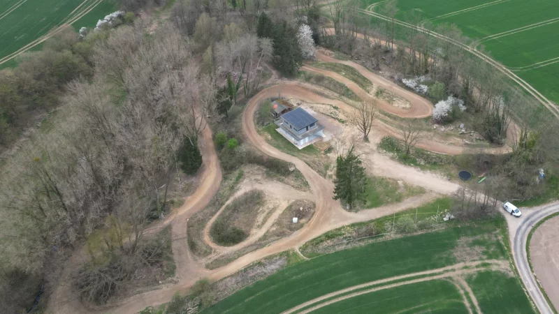 Die etwa 1,2 Kilometer lange Rundstrecke des MSC W&uuml;sten aus der Vogelperspektive. In der Mitte ist das neue Vereinshaus mit der Photovoltaik-Anlage auf dem Flachdach zu erkennen. - &copy; Bj&ouml;rn Begemann