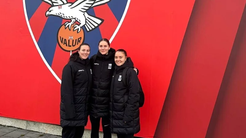 Die drei isl&auml;ndischen HSG-Spielerinnen (von links) Diana Magnusdottir, Andrea Jacobsen und Elin Magnusdottir stehen vor dem Vereinswappen von Valur Reykjavik. - &copy; Oliver Lippert