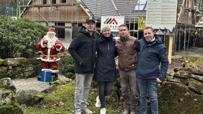 Sven Koch, die k&uuml;nftige Betriebsleiterin Tine Erfling, Philipp Behn und Marius Ahe wollen den Bienenschmidt zu neuem Leben erwecken. - &copy; Sven Koch