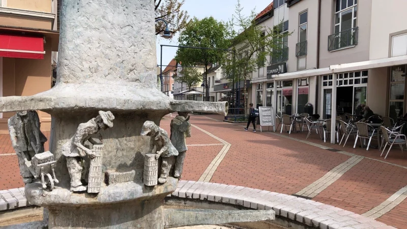 Der Marktplatz mit dem Zieglerbrunnen (im Vordergrund) und die Bergstra&szlig;e (im Hintergrund) sollen ab 2026 neu gestaltet werden. - &copy; Thomas Reineke