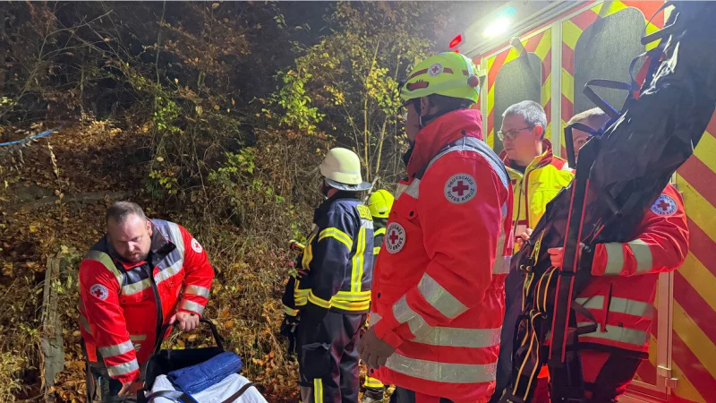 Ehrenamtliche DRK-Retter aus Marienau bereiten unterhalb der Klippen schon mal die Trage f&uuml;r den Verletzten, der von H&ouml;henrettern zu Tal getragen wird, vor. - &copy; Dewezet