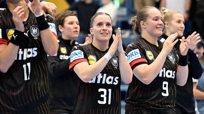 Blombergs Linksau&szlig;en Alexia Hauf (Nummer 31) im Kreis ihrer Nationalmannschafts-Kolleginnen. - &copy; Mathias M. Lehmann