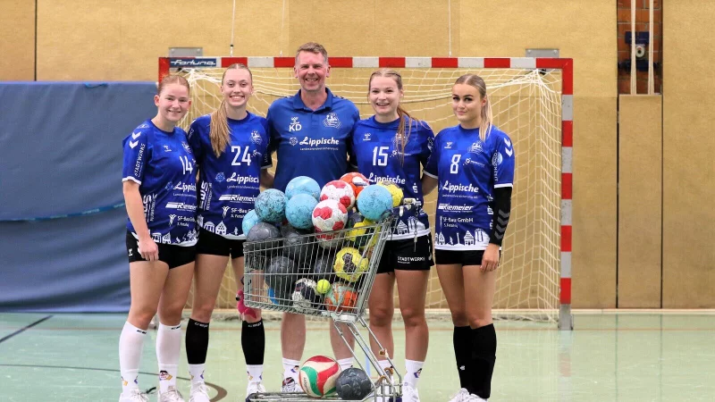 Bad Salzuflens Trainer Kay Daumann stellt die Neuzugänge (von links) Josi Maric, Marlene Carls, Lea Schlautmann und Lena Hagmeister vor. - © Oliver König