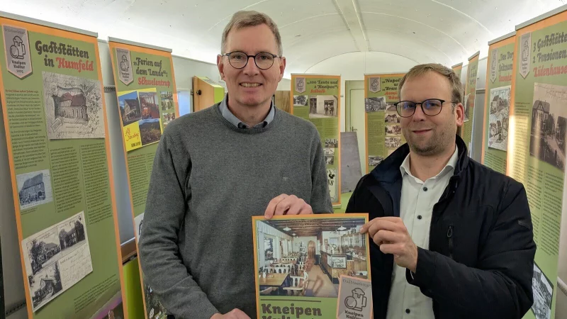 Barntrups B&uuml;rgermeister Borris Ortmeier (rechts) freut sich zusammen mit Jochen Brunsiek, Gesch&auml;ftsf&uuml;hrer des Kulturstellwerks Nordlippe, &uuml;ber die Wanderausstellung zur Kneipenkultur in Nordlippe. - &copy; Landesverband Lippe