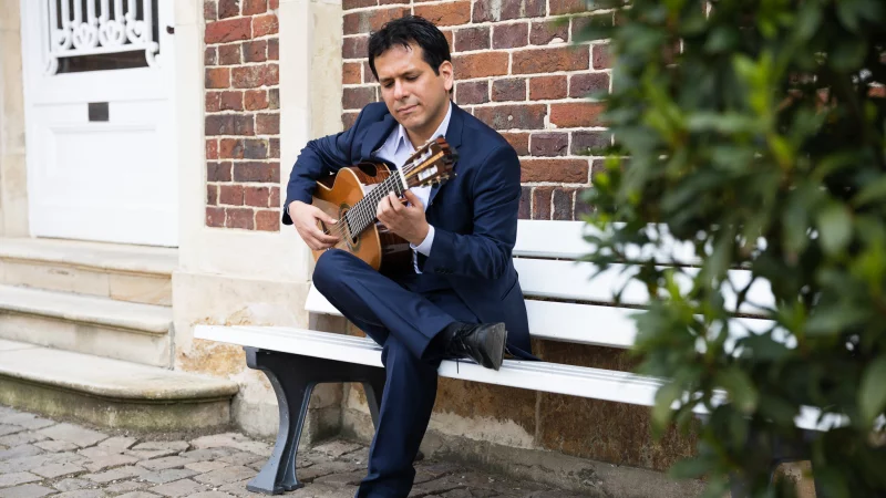 Gitarrenvirtuose Juan Carlos Arancibia Navarro spielt mit seiner Gitarre. - &copy; Smerrob (Yannick Schulte)