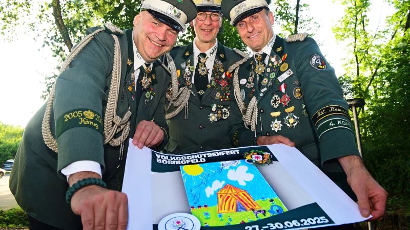 Guido Deppe (Major, von links), Lutz Brakemeier (Präsident) und Stefan Korbach (Oberst) - © Nicole Ellerbrake