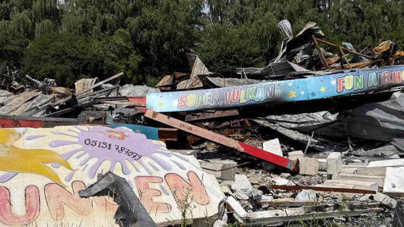 Liegt in Schutt und Asche: Das beliebte Indoor-Spielparadies „Ratzfatz“ in Klein Berkel ist am frühen Morgen des 7. April bis auf die Bodenplatte niedergebrannt. Auch drei Monate nach dem Großfeuer ist die Ruine immer noch beschlagnahmt. - © Ulrich Behmann