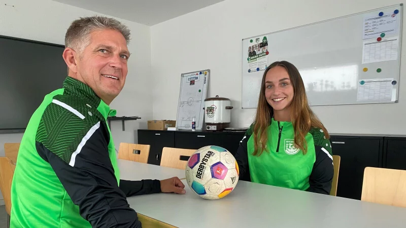 Andreas Suermann, Teamverantwortlicher des TuS Eichholz-R., und Spielf&uuml;hrerin Hannah Meyer kennen sich in der lippischen Frauenfu&szlig;ball-Szene aus. - &copy; Sebastian Lucas