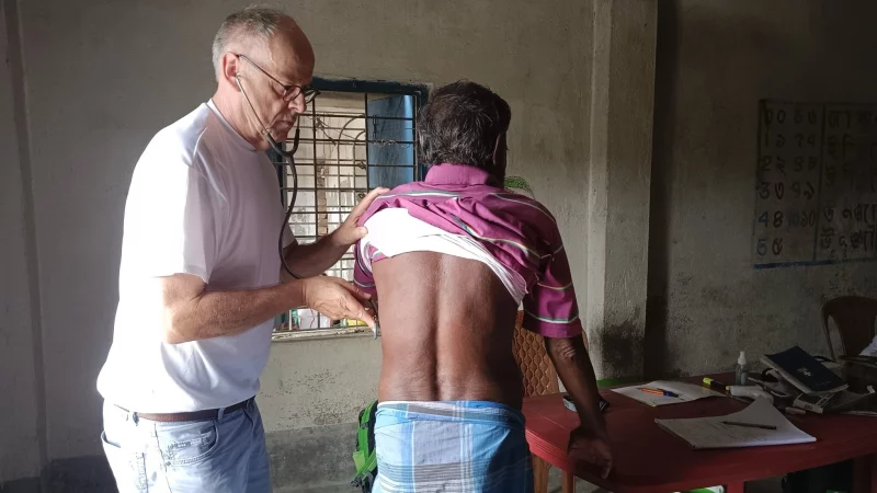 Andreas Holstein untersucht einen Patienten. - &copy; Bildrechte: Andreas Holstein