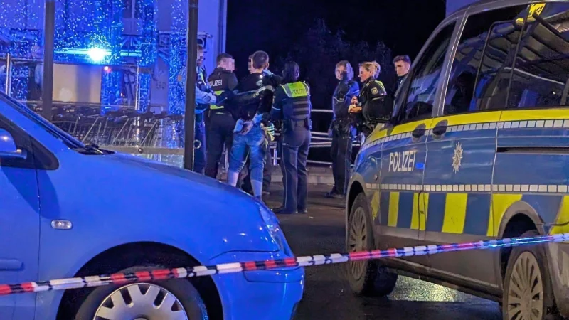 Polizistinnen und Polizisten nehmen den Beschuldigten am Montagabend direkt nach der Tat fest. Zuvor hatten ihn zwei Beamtinnen auf dem Parkplatz gestellt. - &copy; Annika Langhagel