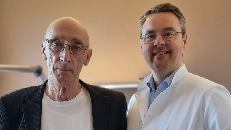 Wolfgang Kurrek ließ sich im St. Elisabeth-Hospital die Pumpentherapie speziell für Parkinson-Patienten von Andreas Rogalewski, Chefarzt der Klinik für Neurologie, zeigen. - © Redaktion