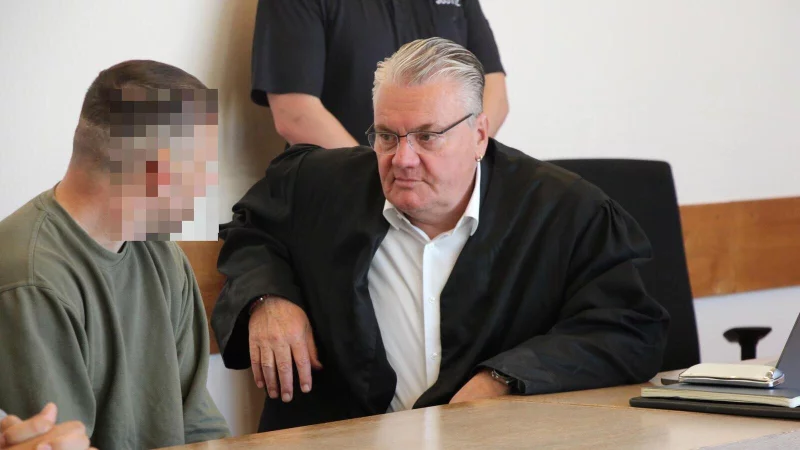 Der 32-jährige Angeklagte bespricht sich kurz vor dem Prozessauftakt mit seinem Verteidiger Dr. Dirk Werner Meinicke aus Hamburg. Sein Mandant möchte "zunächst", so betont es der Rechtsanwalt, schweigen. - © Janet König