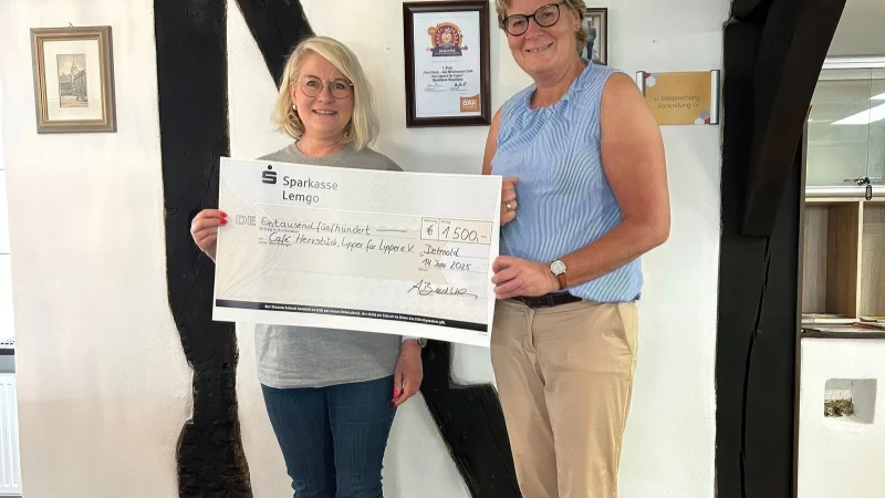 Astrid Baschlebe (rechts) überreicht den Spendenscheck an Astrid Rüskamp vom Café Herzstück - Lipper für Lipper. - © Fa. Baschlebe