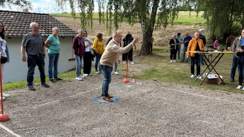 Bürgermeister Mario Hecker weiht den Bouleplatz ein. - © Vereinsgemeinschaft Heidelbeck-Tevenhausen