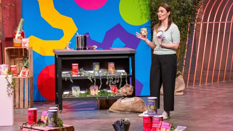 Minever Zevker präsentiert den „Löwen" mit Miss Mineva’s fermentierten Tütensuppen. Sie erhofft sich ein Investment von 200.000 Euro für zehn Prozent der Firmenanteile.
+++ Die Verwendung des sendungsbezogenen Materials ist nur mit dem Hinweis und Verlinkung auf RTL+ gestattet. +++ - © RTL / Bernd-Michael Maurer