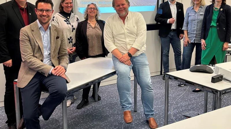 Aktiv für Blomberg – der Vorstand von Blomberg Marketing mit (von links) Bürgermeister Christoph Dolle, Andre Köller, Andrea Plat, Katja Wiegräbe, Peter Hümmeler, Martin Denker, Ute Radeck und Kathrin Ridder (von links). Auf dem Bild fehlt Schriftführerin Kerstin Büker. - © Blomberg Marketing