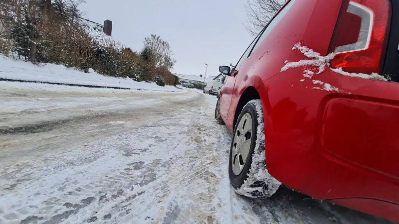 Auf den Nebenstra&szlig;en wie hier in der Wittenauer Stra&szlig;e am Hamburger Berg haben sich auf der festgefahrenen Fahrbahn dicke Eisplanken gebildet - das ist der Grund, warum die Stadt jetzt von ihrem &uuml;blichen R&auml;umschema abweicht. - &copy; Marianne Schwarzer