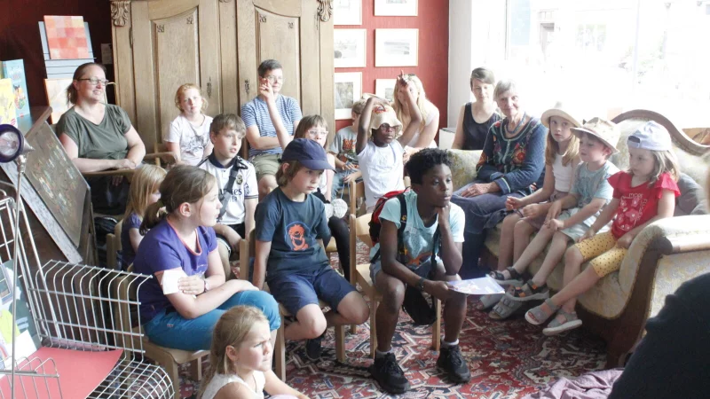 In die Welt der Magie durften die Kinder bei der Zauberhaften Wortverlosung gemeinsam mit der Autorin Jutta Degenhardt eintauchen und ihre magischen Worte in eine selbstgebastelte Wortschachtel legen. - &copy; Juliana Szabo