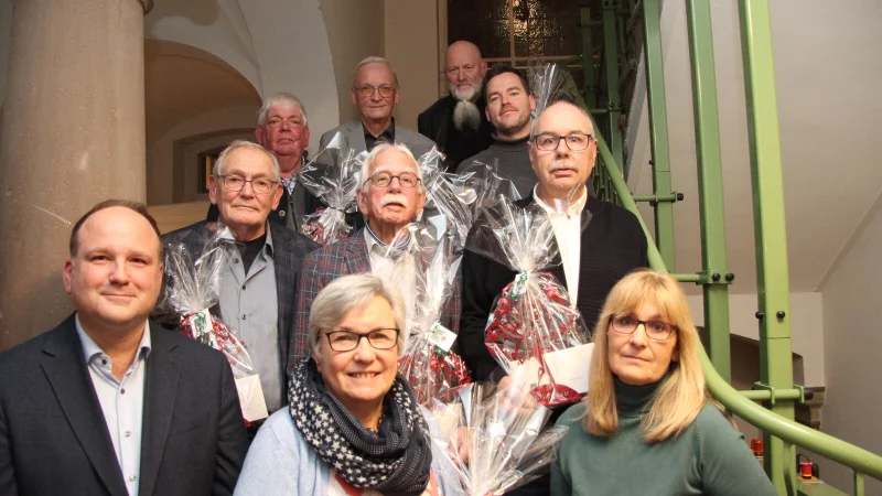 Zum Beginn der neuen Wahlperiode verabschiedete B&uuml;rgermeister Christoph Dolle (links) langj&auml;hrige Ratsmitglieder. Sie alle erhielten einen kleinen Geschenkgutschein und eine Blomberger Nelke im Miniaturformat. - &copy; Marianne Schwarzer