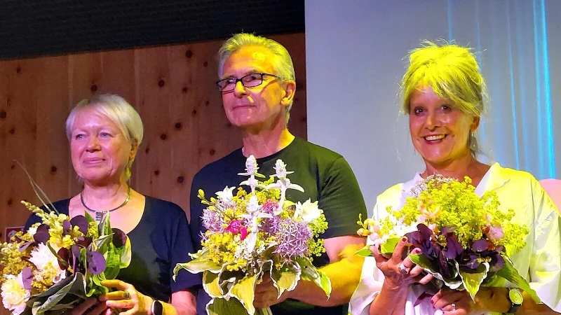 Kontrabassist Fritz Krisse und Schauspielerin Grit Asperger (rechts) erzählen bei ihrem gemeinsamen Auftritt von einer Pendlerin zwischen den Welten. Marion Zumblick zeigt Bilder unter dem Titel „Frauen Power“. Foto: Karin Prignitz - © Karin Prignitz