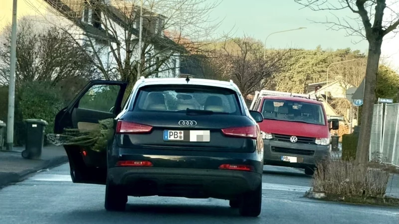 Weil der Weihnachtsbaum offenbar nicht quer ins Auto passte, ließ diese Fahrerin kurzerhand die linke hintere Tür offen und fuhr seelenruhig durch Hövelhof, hier auf der Kirchstraße. - © Roland Thöring