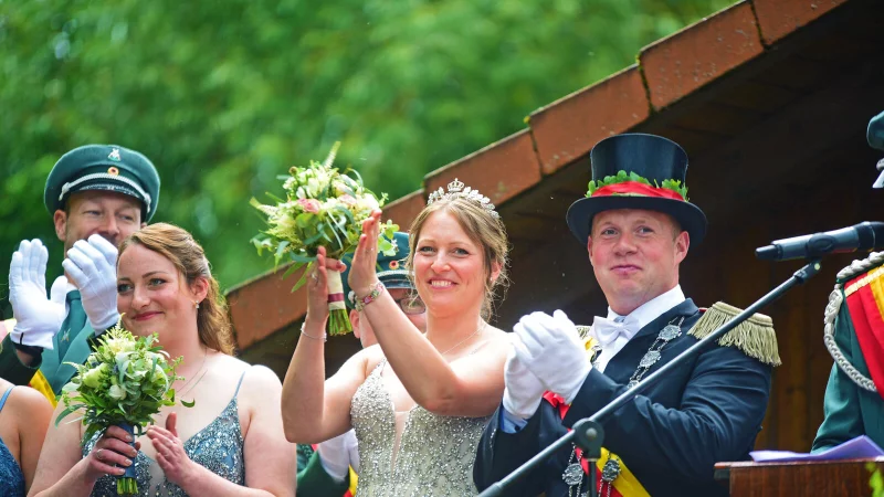 Das amtierende Königspaar Nils Oswald und Svenja Kräft. - © Nicole Ellerbrake