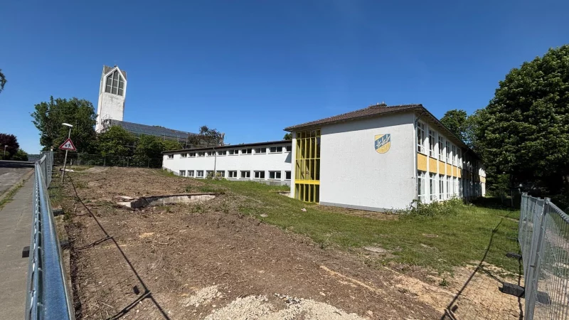 Der Abriss der leerstehenden Grundschule Retzen steht kurz bevor. Vorbereitende Arbeiten haben bereits begonnen. - © Thomas Reineke