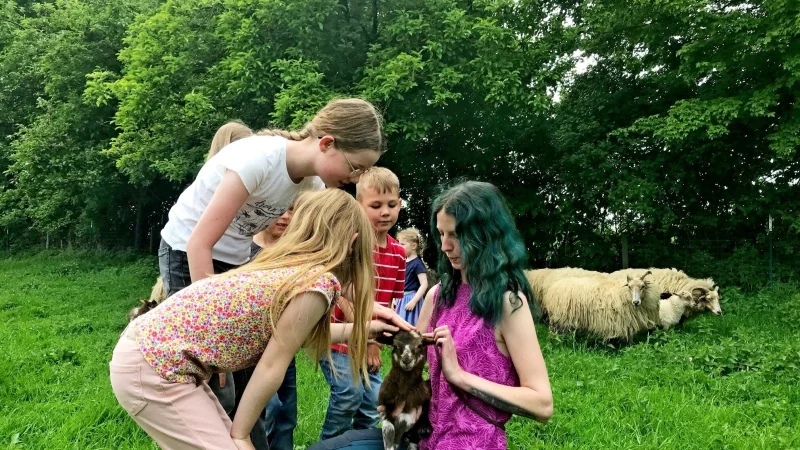 „Ist das süß.“ Die Kinder sind vom kleinen Lämmchen James, das Schäferin Pia Völker hält, vollauf begeistert. - © Heimatverein