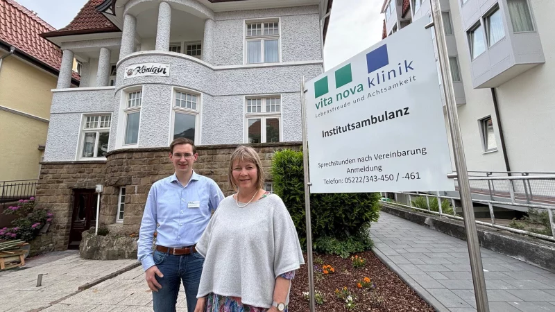 Dr. med. Kristina Linke von der "vita nova klinik" wird zum 1. Oktober in den Ruhestand gehen. Neu im Team ist Dr. Hannes Horter als Leitender Arzt. Die beiden stehen vor der ehemaligen Pension "Villa Königin", in der heute die Institutsambulanz der Privatklinik für Psychiatrie und Psychosomatische Medizin untergebracht ist. - © Thomas Reineke
