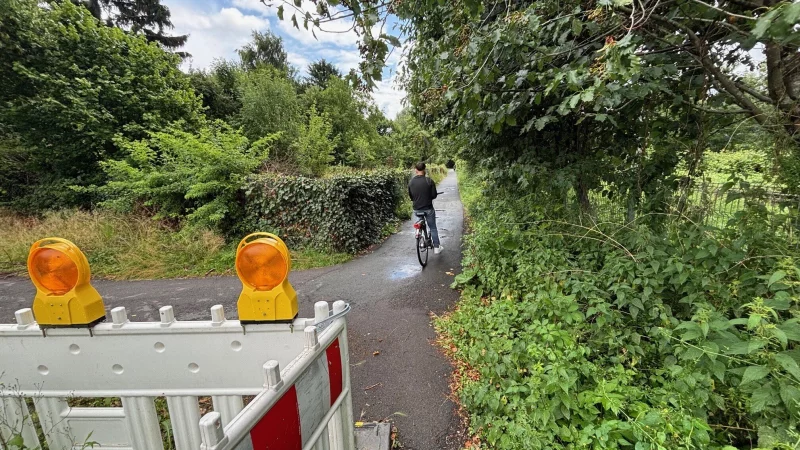Der "Radweg an den Gleisen" in Schötmar soll ausgebaut werden. Dabei soll auch der "90-Grad-Knick" verschwinden, der ein potenzielles Unfallrisiko darstellt. - © Thomas Reineke