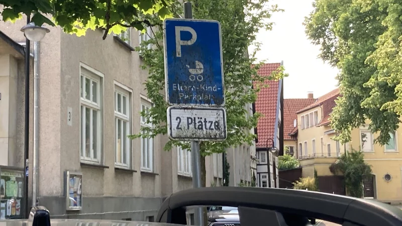 Das Schild auf dem kleinen Parkplatz in der Kirchstra&szlig;e in Horn ist verwittert. H&auml;ufig wird dort nicht zweckentsprechend geparkt. - &copy; Cordula Gr&ouml;ne