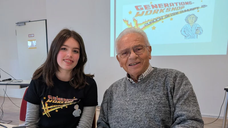 Marie Pfeifer vom Gymnasium Barntrup hilft Friedrich Strate mit seinem Smartphone weiter - sie entwarf auch extra ein Logo f&uuml;r die Veranstaltung. F&uuml;nf Sch&uuml;lerinnen sowie zwei angehende Fachinformatiker vom kommunalen Dienstleister OWL IT waren beim Generationenworkshop aktiv. - &copy; Annika Langhagel