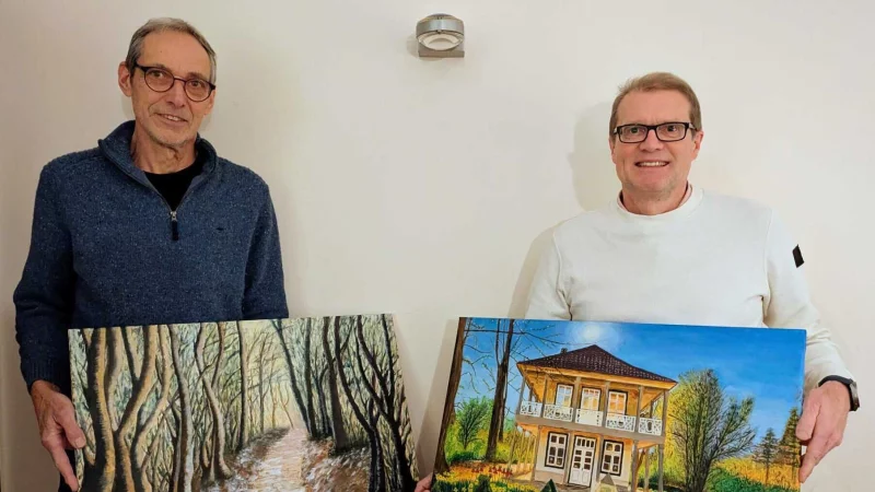 Die beiden Hobbyk&uuml;nstler Reinhold Rieger (links) und Hans-Joachim M&uuml;ller stellen in einer neuen Ausstellung ihre Landschaftsbilder vor. - &copy; Mirka Machel