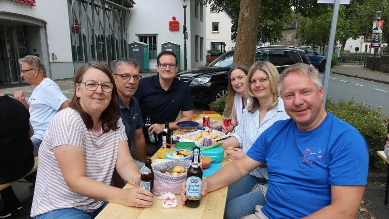 Christina, Ralf und Günther (linke Bierbank) feiern mit Vanessa, Catrin und Torsten bei einer bayerischen Brotzeit. - © Philip Marx