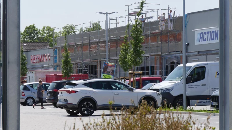 Das Schild mit allen Märkten des Fachmarktzentrums steht längst. Bislang hat allerdings erst die Action-Filiale geöffnet. Am Lidl-Markt ist noch am meisten zu tun. - © Jost Wolf