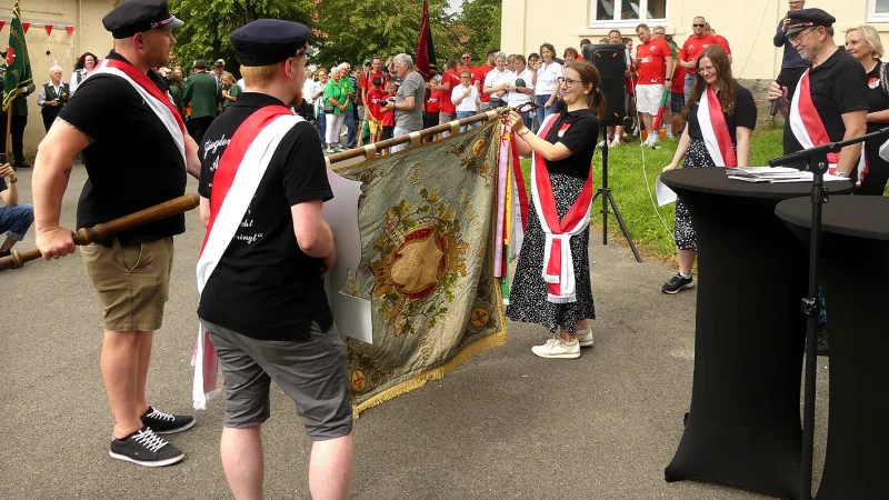 Die Fahnenweihe ist für die Ziegler immer ein erhebender Moment. - © Rudi Rudolph