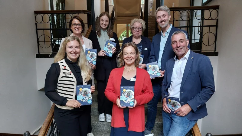 Bunte und vielfältige Bildung präsentieren Dr. Bettina Bläsing (Mitte vorne) und Bürgermeister Dirk Tolkemitt
(rechts) gemeinsam mit (von links) Ilka Steinmetzler (Sparkasse Lemgo), Myriam Heidemann (Fachdienstleitung Kulturelle Bildung, Event und Stadtmarketing), Doreen Gross und Ulrike Hördemann (VHS) sowie Johannes Dittmar (Stadtwerke Bad Salzuflen). - © Stadt Bad Salzuflen