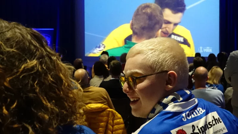 Top Laune beim spannenden Spiel und dem Public Viewing. - &copy; Axel B&uuml;rger