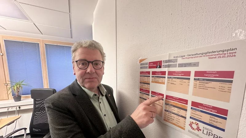 Lippes Landrat Meinolf Haase vor dem Organigramm, nach dem er die Kreisverwaltung organisieren will. - &copy; Dirk Baldus