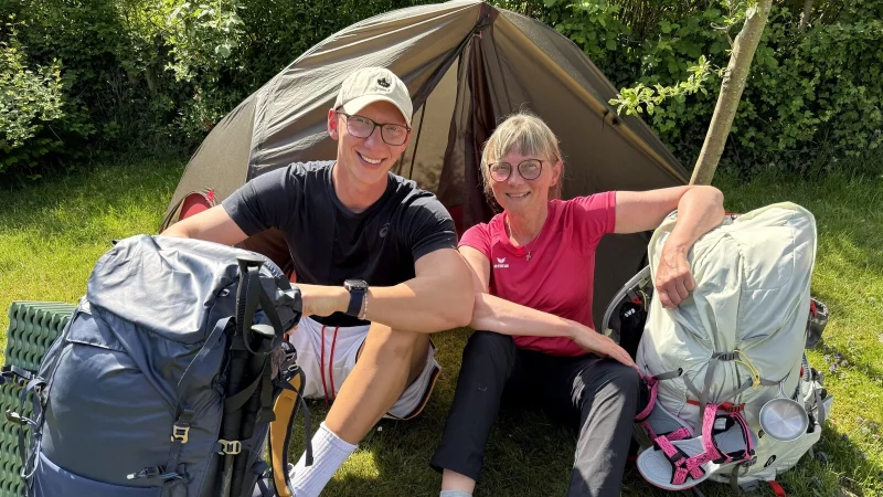 Christine Kositza und ihr Sohn Clemens haben ihre Sachen f&uuml;r ihren USA-Trip zusammen. - &copy; Sandra Castrup