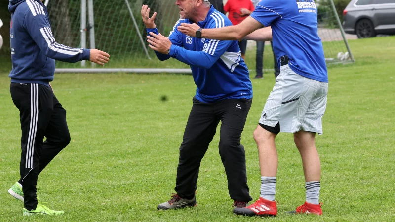 Carsten Schulz, Trainer des TSV Kirchheide (Mitte), zeigt seine ganzen Emotionen. - © Paul Cohen
