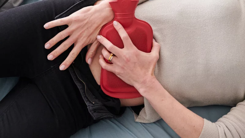 Viele Betroffene der Unterleibserkrankung Endometriose leiden unter starken Symptomen und damit verbundenen Einschränkungen im Alltag. - © picture alliance/dpa