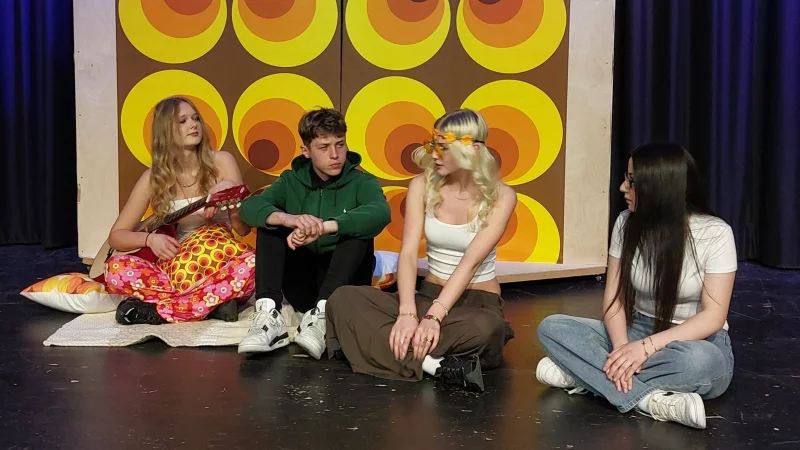 Der Jahrgang 10 begibt sich mit dem selbst geschriebenen St&uuml;ck auf eine Zeitreise. - &copy; Christian Landerbarthold