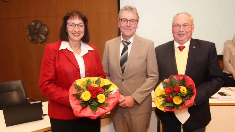 Landrat Meinolf Haase mit seinen frisch gew&auml;hlten Stellvertretern Birgit Tornau und Kurt Kalkreuter. - &copy; Kreis Lippe
