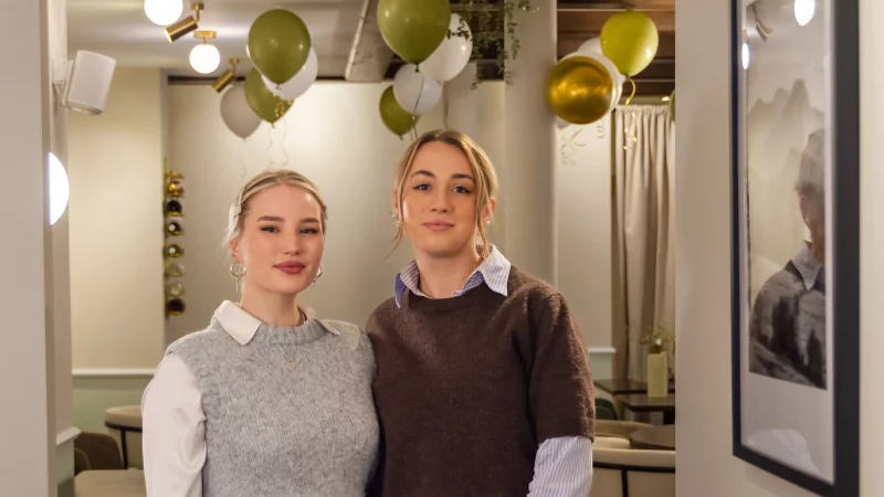 Kira G&uuml;nner (27, links) und Maria Maiolo (22) haben sich mit der Wiederer&ouml;ffnung des "Grabbe-Caf&eacute;" ihren Traum von der eigenen Gastronomie erf&uuml;llt. - &copy; Raphael Bartling