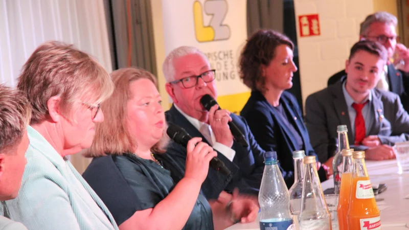 Diskussion mit LZ-Chefredakteur Dirk Baldus (am Mikro). Von links: Andreas Epp (Aufbruch C), Heike Görder (UKTM), Ilka Kottmann (SPD), Dr. Inga Loke (Grüne), Paul Kuhlemann und Meinolf Haase (CDU) - © Martin Hostert