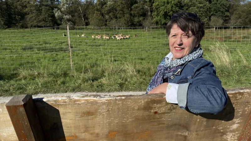 Renate Ciesielski-Finke auf ihrer Lieblingsbank im Landschaftsgarten. - © Sven Kienscherf
