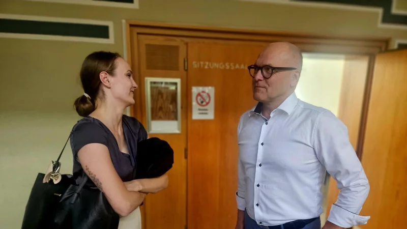 Verteidiger Hans Peter Gunkel und seine Kanzlei-Kollegin Laura Kipshagen vertreten die angeklagte Kanzlei-Mitarbeiterin. Das Duo ist mit dem Gutachten des vom Gericht beauftragten Architekten alles andere als einverstanden.´ - © Janet König