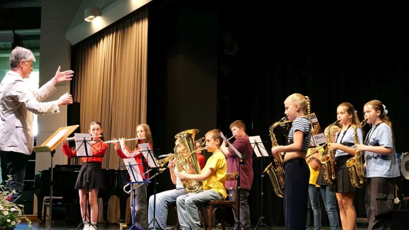 Fulminantes Sommerkonzert: Die Bläserklasse 5b spielt in sauberer Intonation unter Leitung von Johann Christian Rieke. - © Thomas Krügler